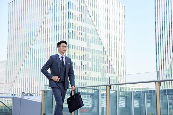 50岁创业路上的挑战与收获:讲述两位成功人士的故事 图2