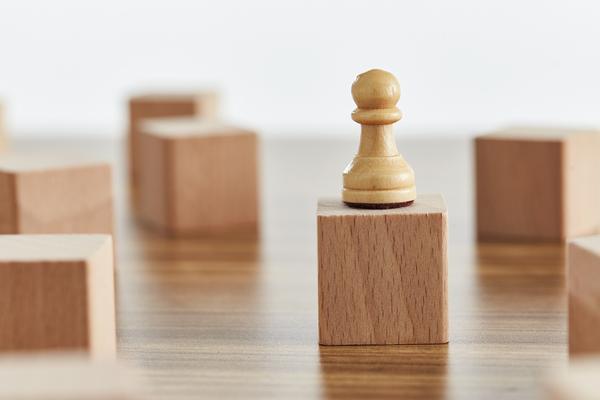 创新思维的五个阶段：探索、思考、实验、评估、实施图1