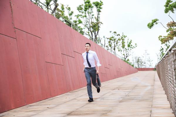 建立成功:如何在创业项目中有效地与联络人员沟通? 图1